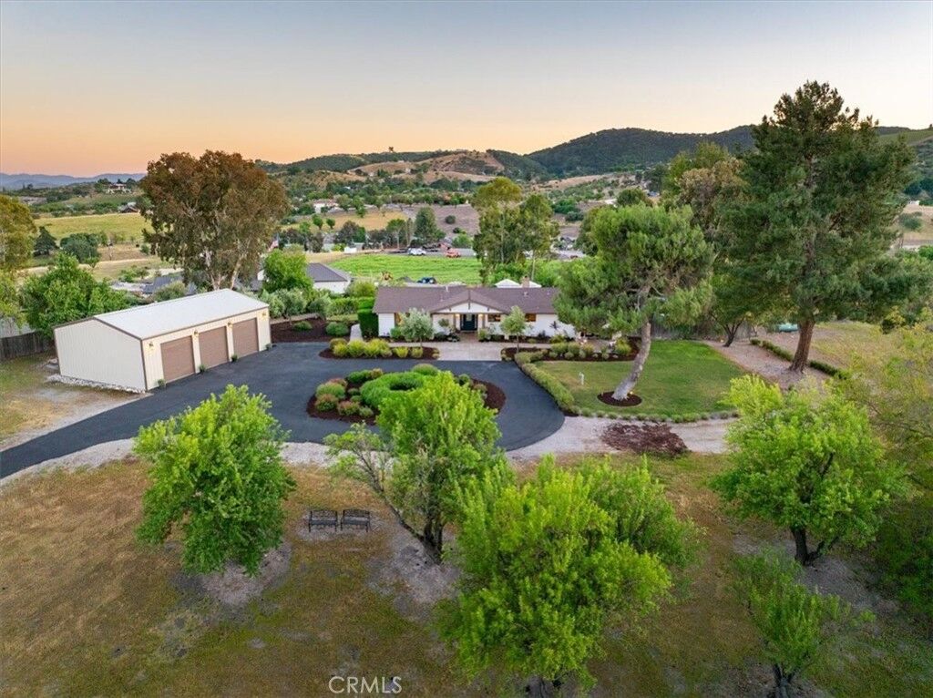 Property Photo:  1015 Lost Springs  CA 93446 