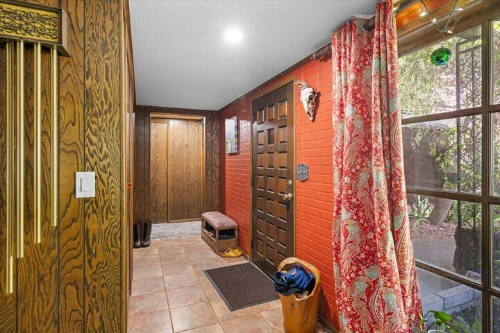 Property Photo:  1625 NE Hillcrest Drive  OR 97526 