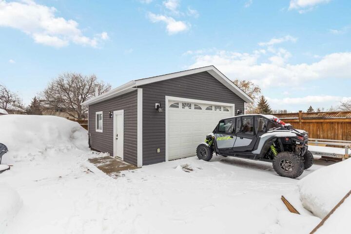 Property Photo:  334 Hillcrest Drive  AB T9H 3X5 