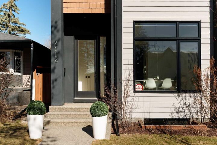 Property Photo:  2112 52 Avenue SW  AB T3E 1K3 