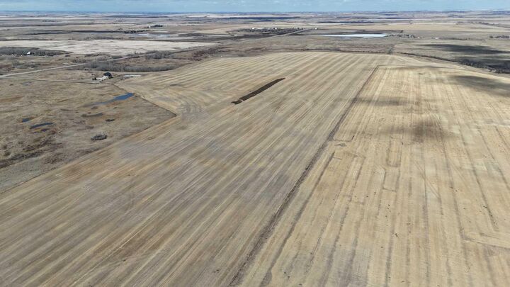 Property Photo:  4252426sw Township Road 244  AB T0J 1Y0 