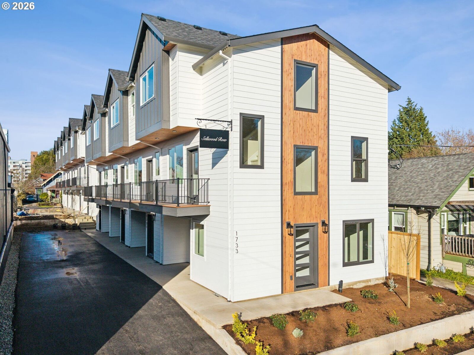 Property Photo:  1726 SE Sherrett St  OR 97202 