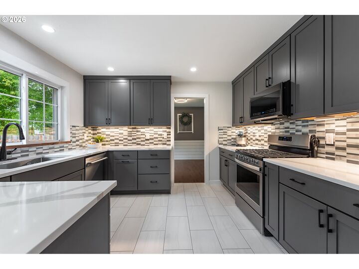 Property Photo:  1719 SE Lewellyn Ave  OR 97060 