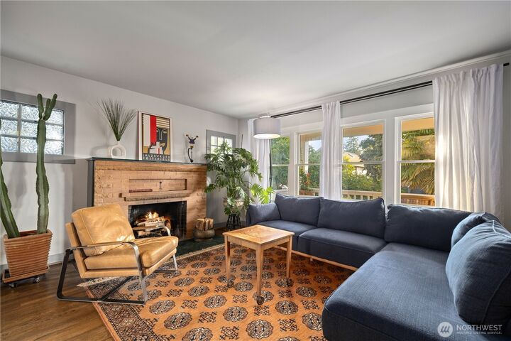 Property Photo:  2528  1st Avenue W  WA 98119 