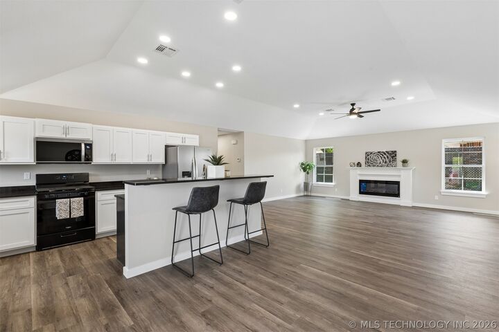 Property Photo:  107 W Vine Street  OK 74023 