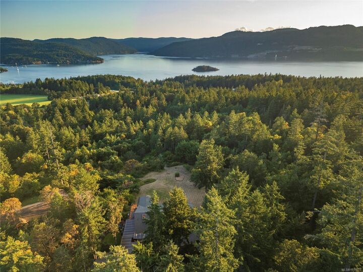 Photo de la propriété: 8100 Woodwyn Terr BC V8M 1S2