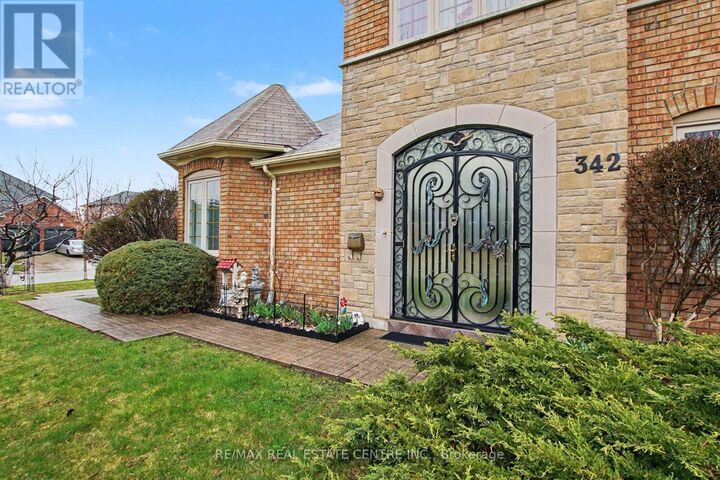 Property Photo:  342 Saginaw Parkway  ON N1T 1R8 