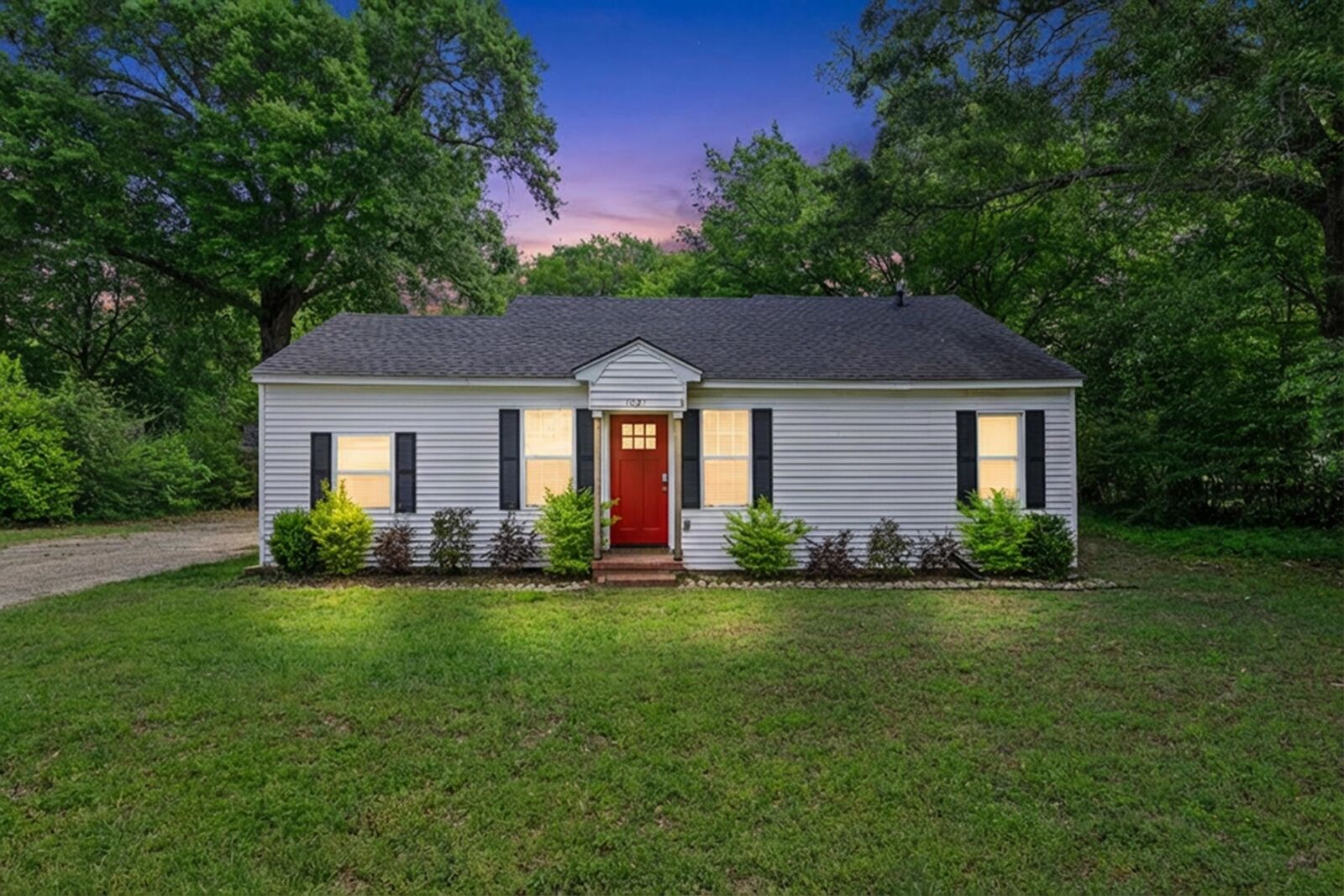 Property Photo: 1021 N Montgomery St TX 75644