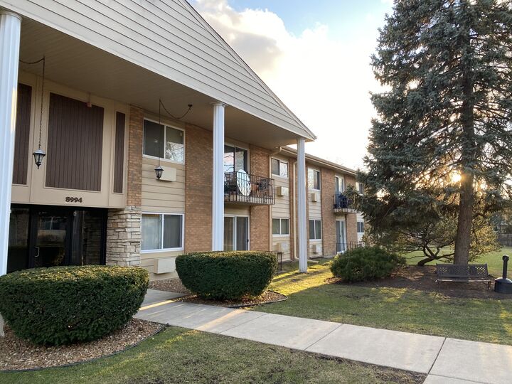 Property Photo:  8994 Kennedy Drive 1B  IL 60016 