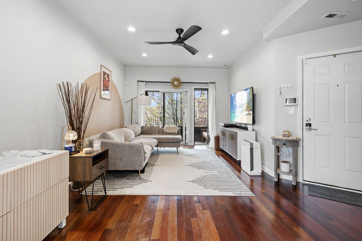 Property Photo:  3918 W Roscoe Street 2  IL 60618 