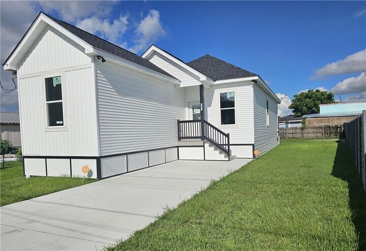 Property Photo: 1046 Ave B LA 70094