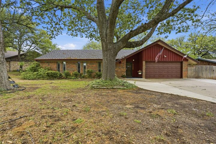 Property Photo:  1233 Greenbriar Lane  TX 76033 