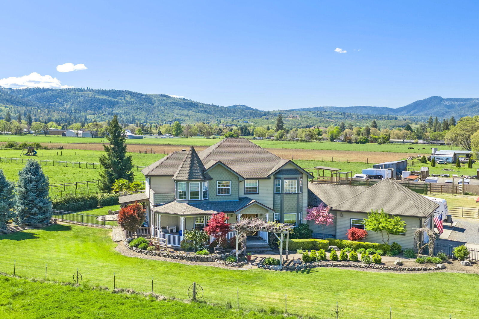 Property Photo:  826 Oak Grove Road  OR 97501 