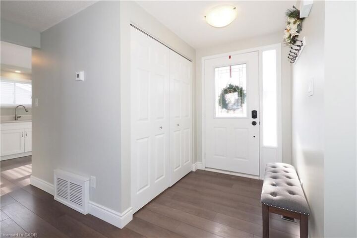 Property Photo: 20 Fieldstone Walk ON N3A 2G2