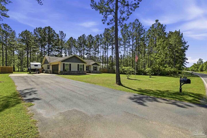 Property Photo: 2520 Ten Mile Rd FL 32571