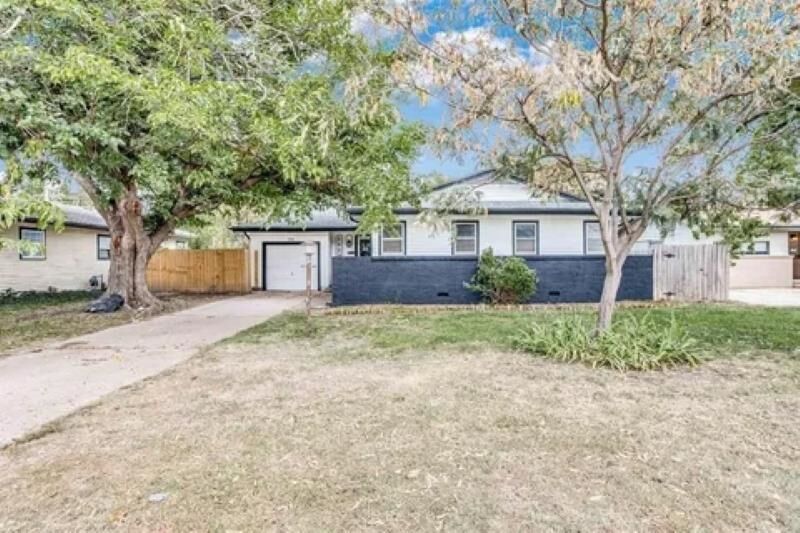 Property Photo:  1114 W Casado St  KS 67217 