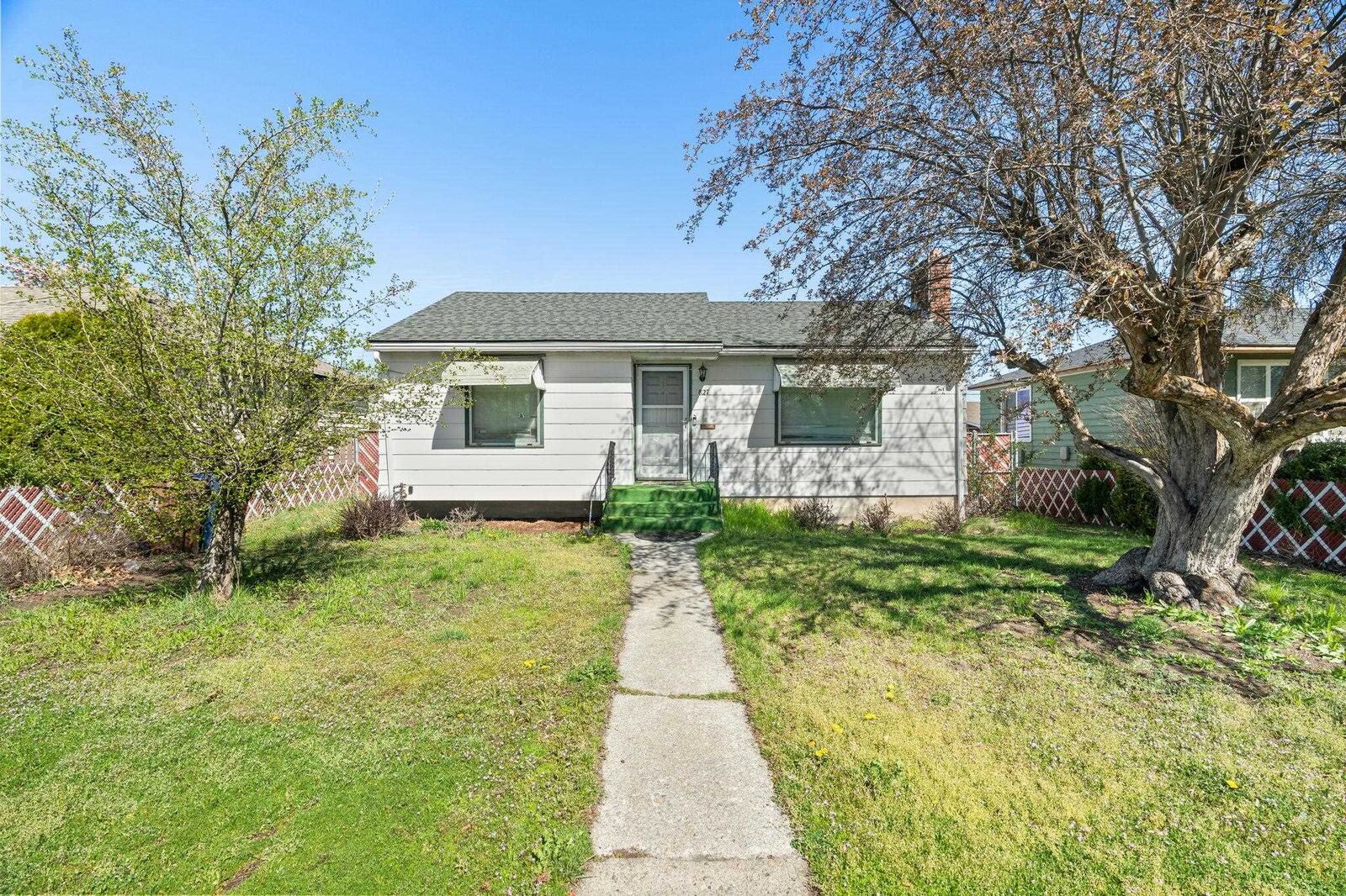 Property Photo:  827 E Courtland Ave  WA 99207 