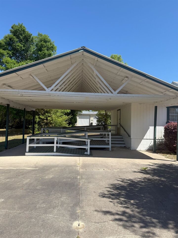 Property Photo:  17111 NE State Road 65 Road  FL 32334-0001 