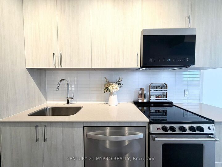 Property Photo:  3250 Carding Mill Trail 425  ON L6M 1L3 