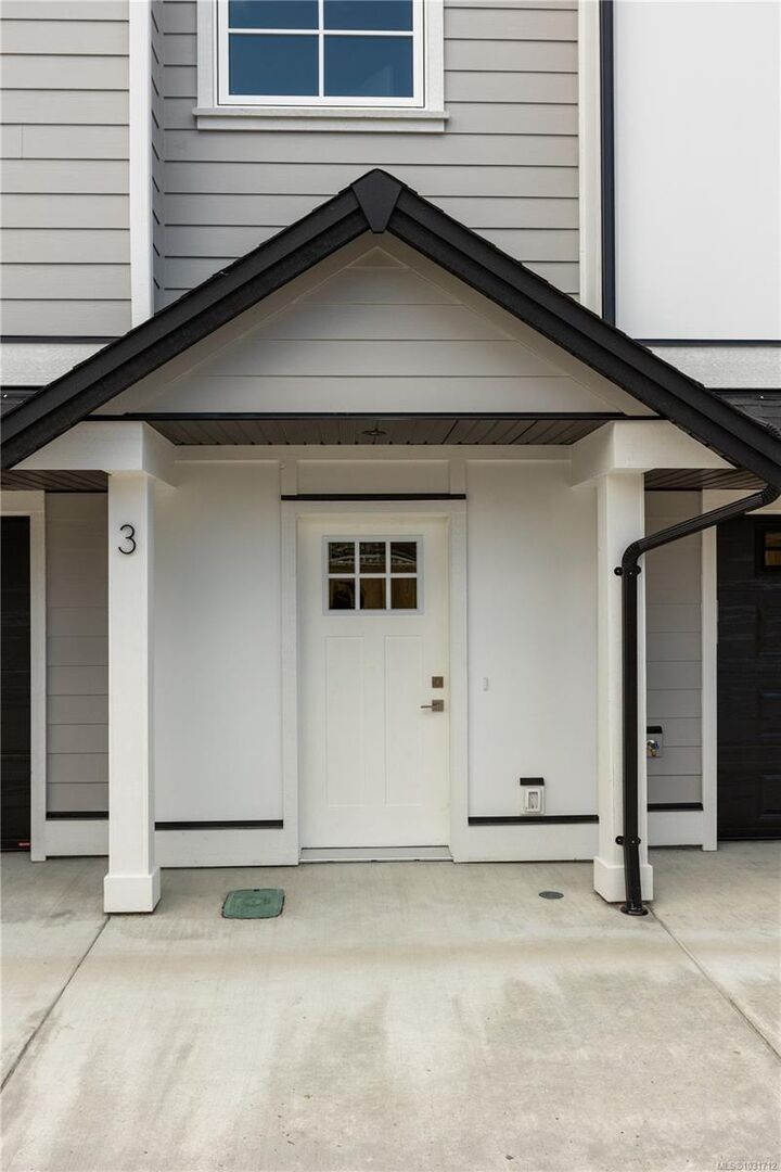 Property Photo: 990 McBriar Ave #3 BC V8X 3M3