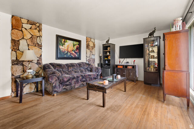 Property Photo: 922 E 225 N UT 84041