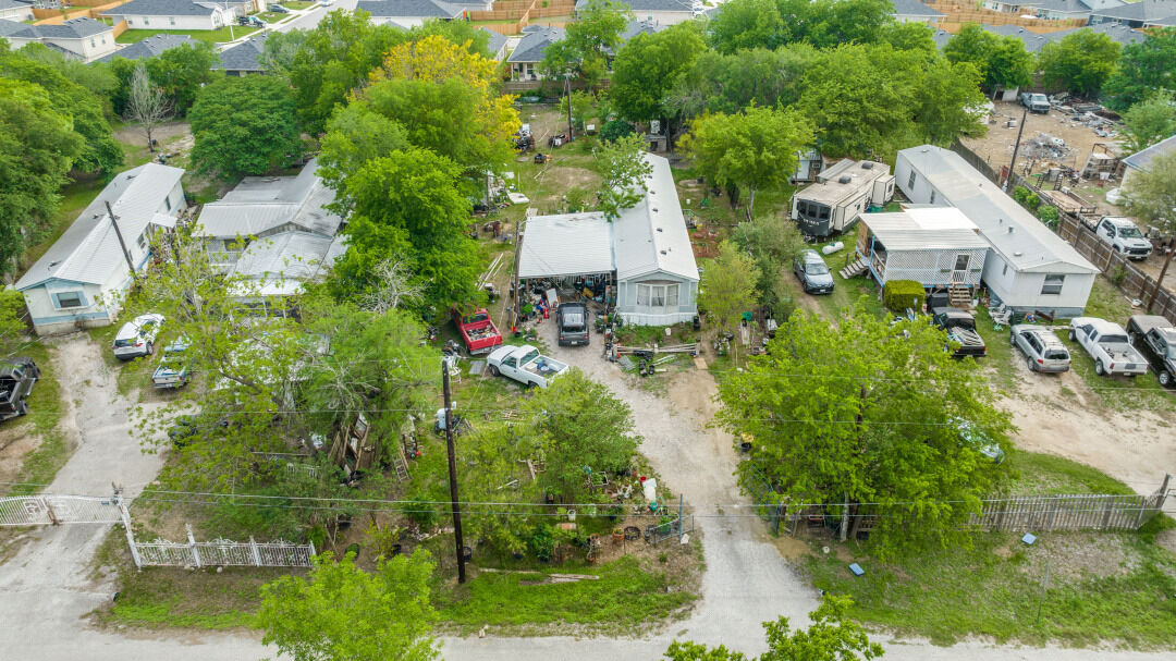 Property Photo:  404 Quail Run  TX 78610 
