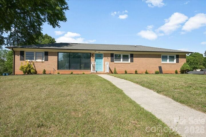 Property Photo:  1236 Landsdowne Drive  NC 28054 