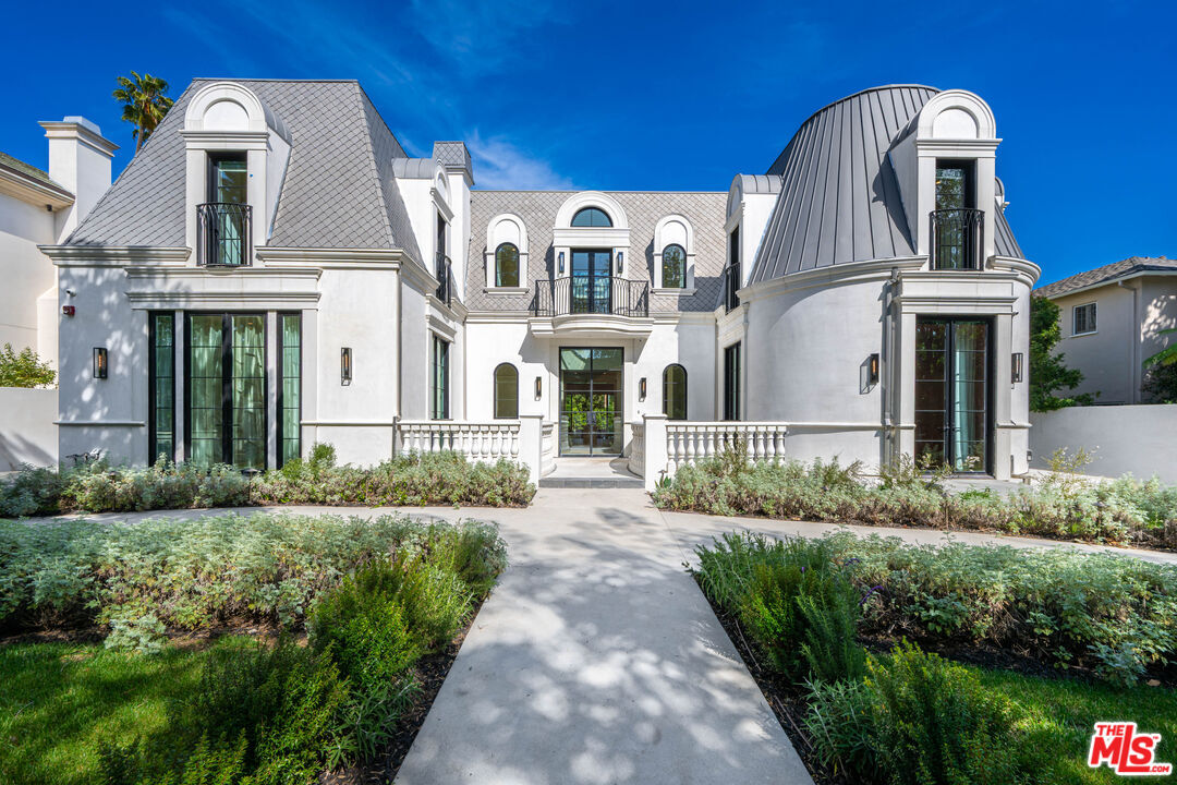 Property Photo:  616 N Alpine Dr  CA 90210 