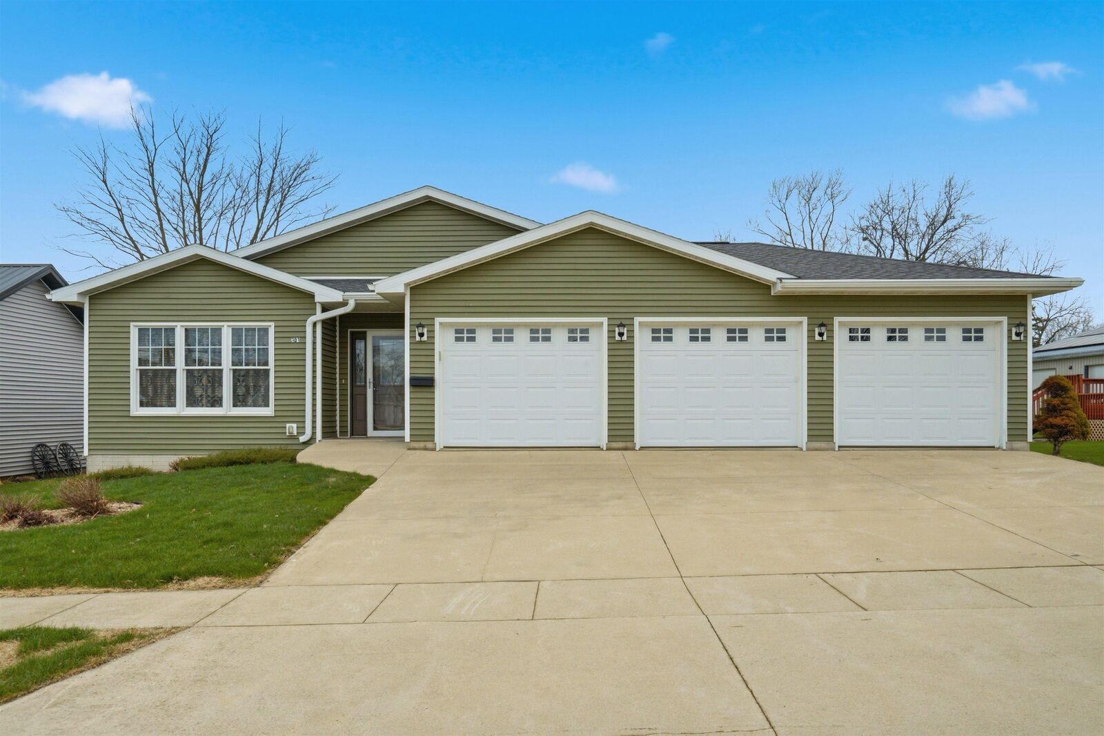 Property Photo:  303 S Chestnut Street  IA 52042 