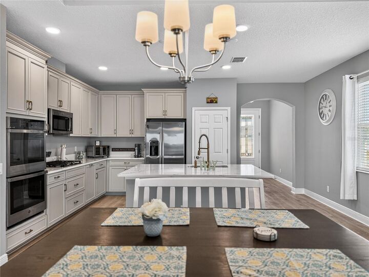 Property Photo:  1673 Suttonset Trail  FL 33541 