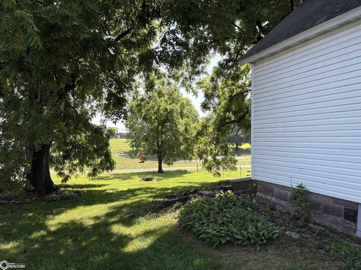Property Photo:  118 West Burlington Avenue  IA 52655 