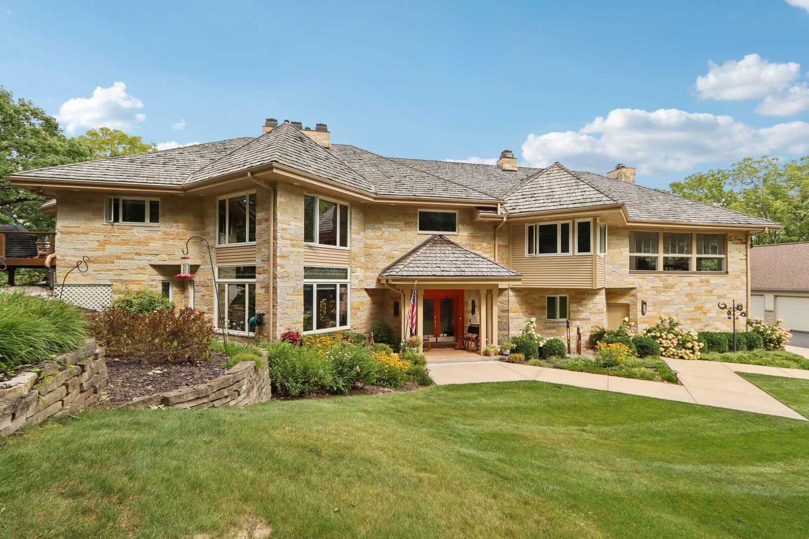 Property Photo:  N1w31286 Hickory Hollow Ct  WI 53018 