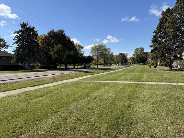 Property Photo:  691 Old Indian Trail Road  IL 60506 