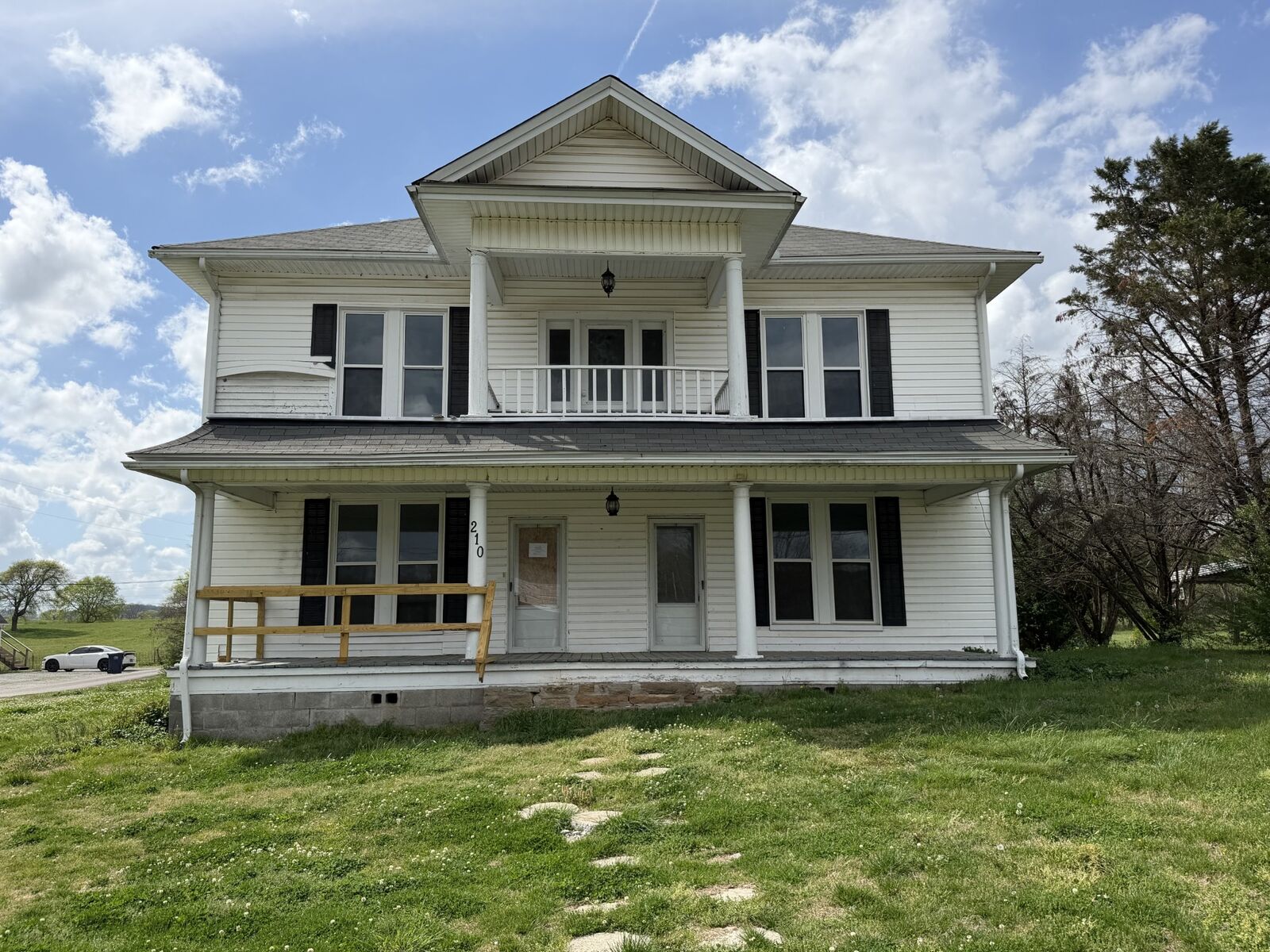 Property Photo:  210 S Mulberry St  TN 37047 