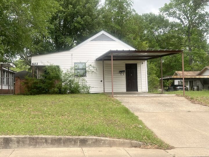Property Photo: 611 Park Lane TX 75904