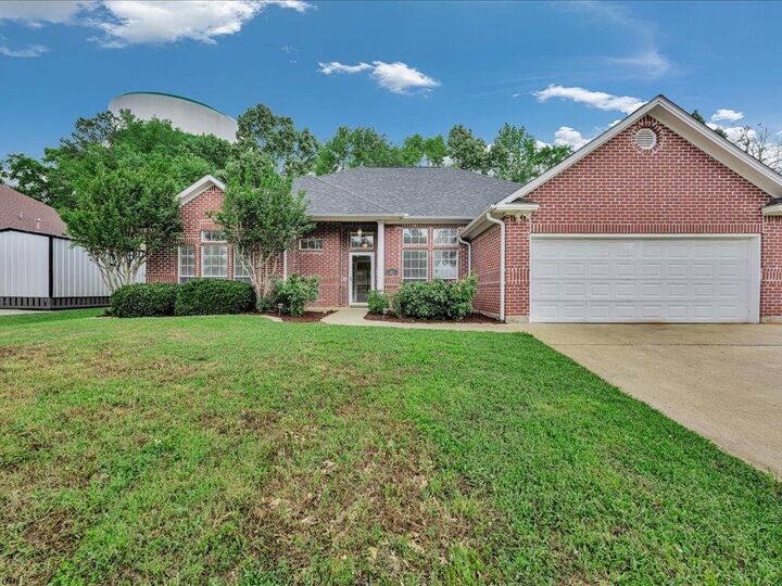 Property Photo:  301 Whitehouse Oaks Street  TX 75901 