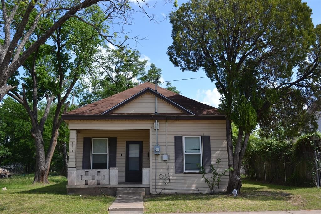 Property Photo: 1115 Kellum Street TX 76704