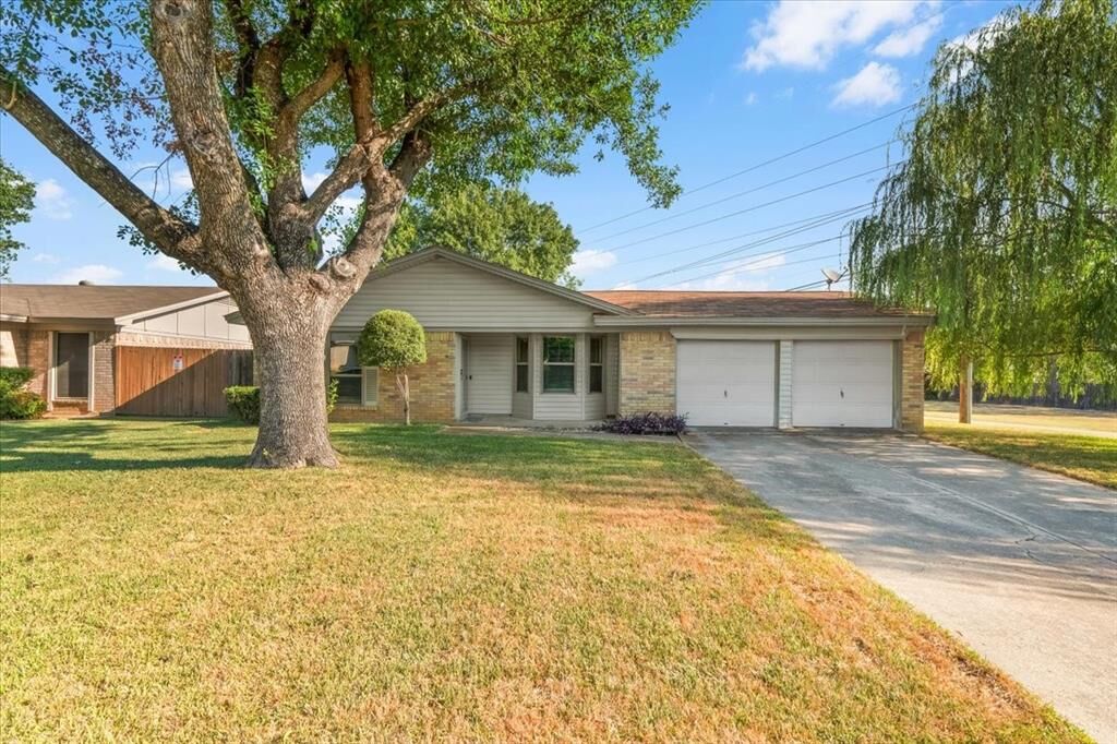Property Photo:  2709 Willow Bend  TX 76021 