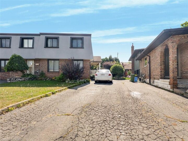 Property Photo:  40 Yeoville Court  ON L9C 5W3 