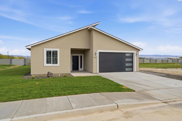 Property Photo:  716 San Jose Ave  WA 98944 