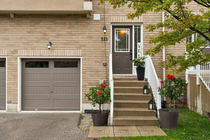 Photo de la propriété: 221 Harvie Road ON L4N 9P8