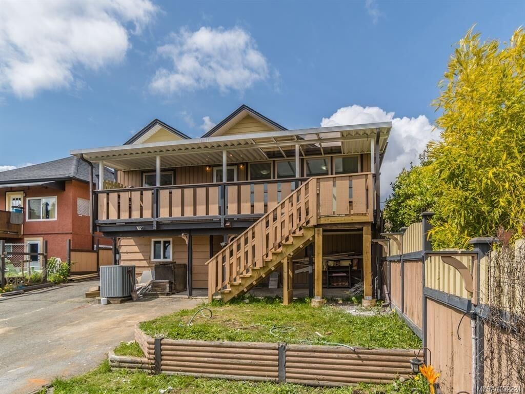 Property Photo:  18 Gillespie St S  BC V9R 4Y3 