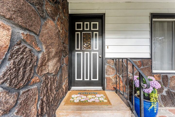 Property Photo:  103 Rainbow Cir  ID 83316 