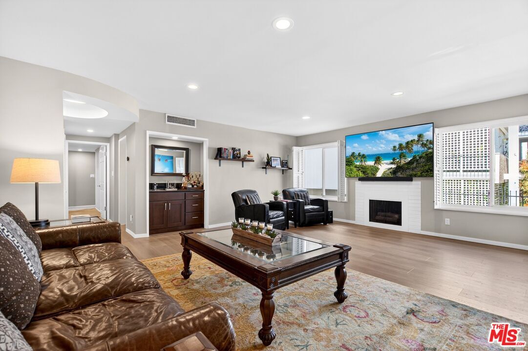 Property Photo:  831 S Gretna Green Way  CA 90049 