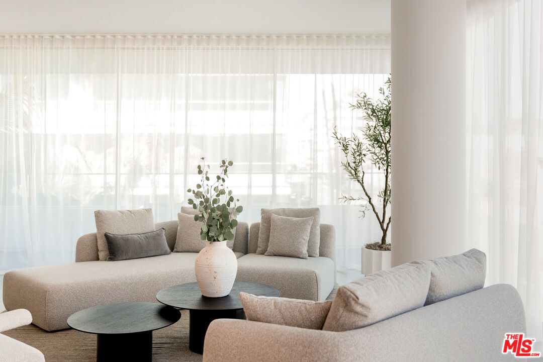 Property Photo:  9200 Wilshire Blvd  CA 90212 