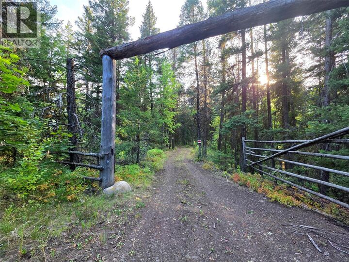 Photo de la propriété:  6453 Pinaus Lake Road  BC V0E 1W0 