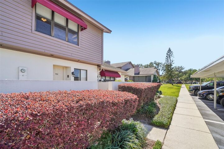 Property Photo: 745 Oak Park Place FL 33511