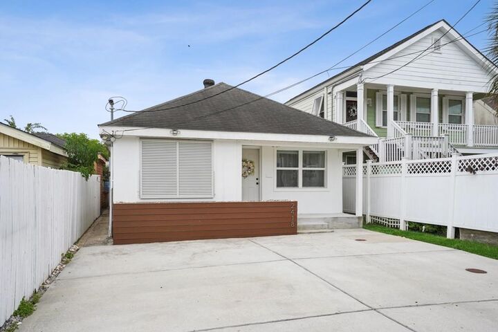 Property Photo:  2418 New York Street  LA 70122 