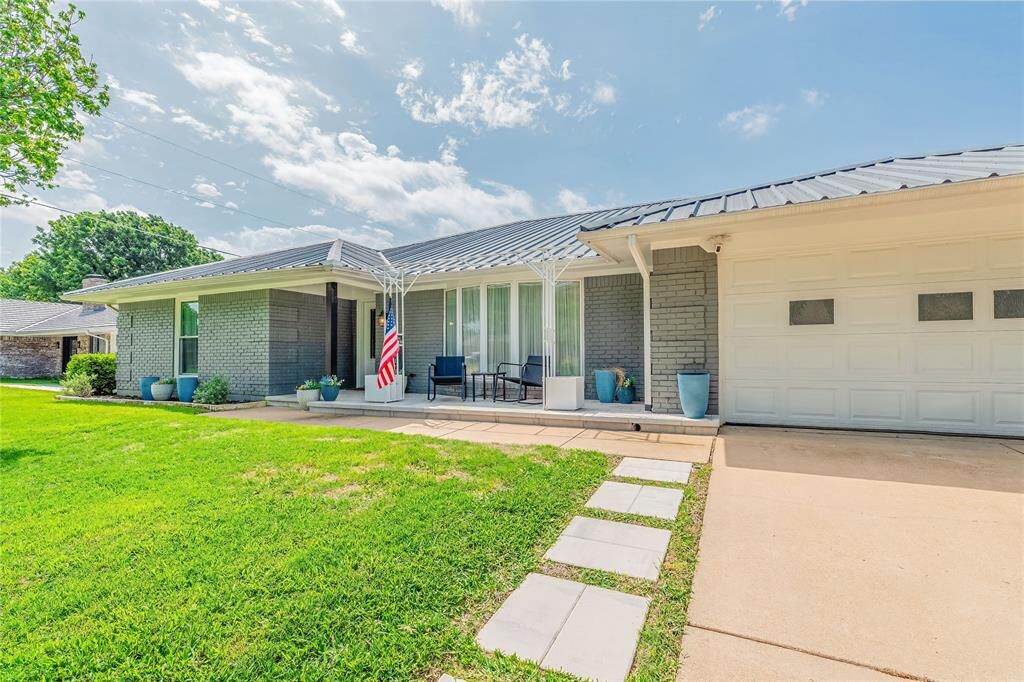 Property Photo:  1100 Byron Lane  TX 76012 