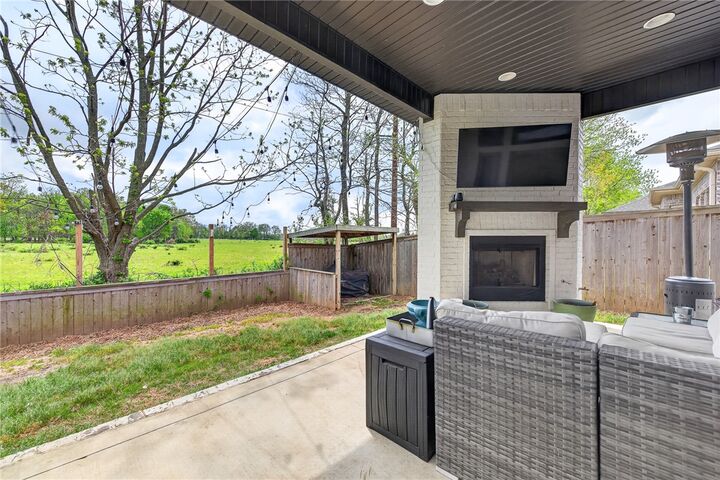 Property Photo:  2507 SW Hampton Avenue  AR 72713 